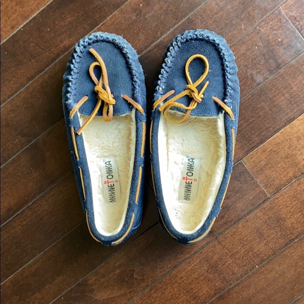 Minnetonka boys slippers size 6